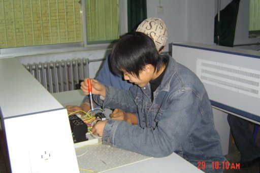 学生正在电工电子实习室操作